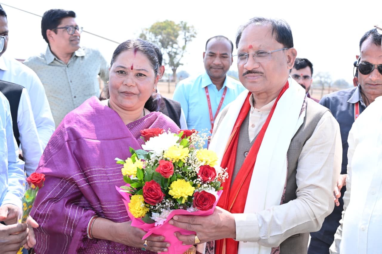 बगिया हेलीपैड पहुंचने पर मुख्यमंत्री विष्णु साय को जनप्रतिनिधि, अधिकारी और ग्रामीणों ने दी जन्मदिवस की बधाई एवं शुभकामनाएं