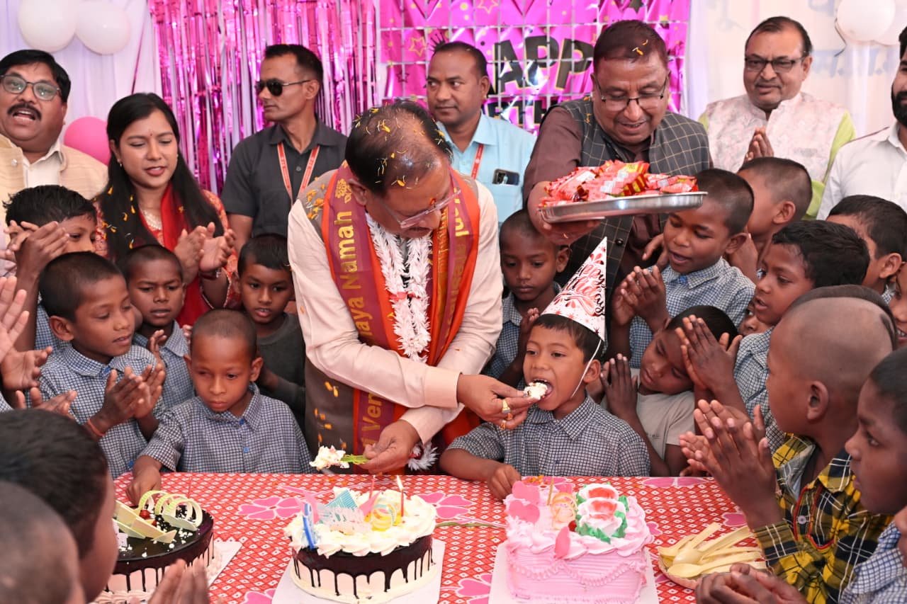 बच्चों के लिए यादगार बना मुख्यमंत्री विष्णु देव साय का जन्मदिन, बच्चों को केक और चॉकलेट वितरित की और शुभकामनाएँ दी