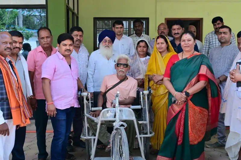 विधायक का जनसुनवाई कार्यक्रम में दिव्यांग को हाथोंहाथ मिली ट्राय सायकल