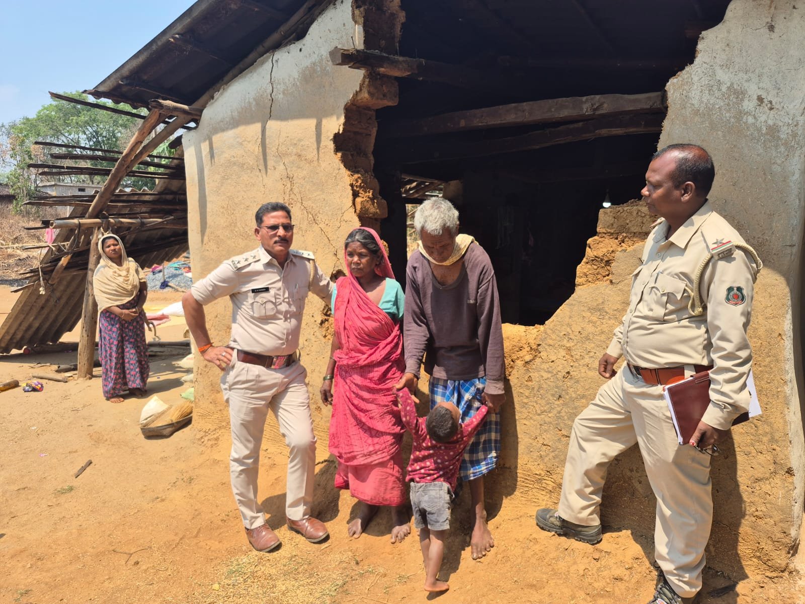 हाथियों से घिरे एक परिवार के 3 सदस्यों को वन अमला ने सुरक्षित बचाया , थोड़ी देर बाद हो सकती थी बड़ी अनहोनी