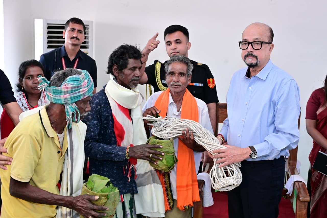 राज्यपाल रमेन डेका ने बेहराखार गांव पहुंचकर विशेष पिछड़ी जनजाति बिरहोर समुदायों से की आत्मीय मुलाकात