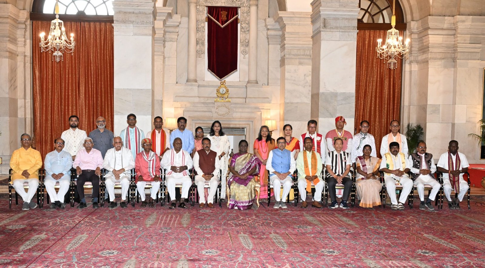 पूर्व मंत्री गणेश राम भगत ने महामहिम राष्ट्रपति श्रीमती द्रौपदी मुर्मू से मुलाकात कर धर्मांतरण की समस्या पर ज्ञापन सौंपा