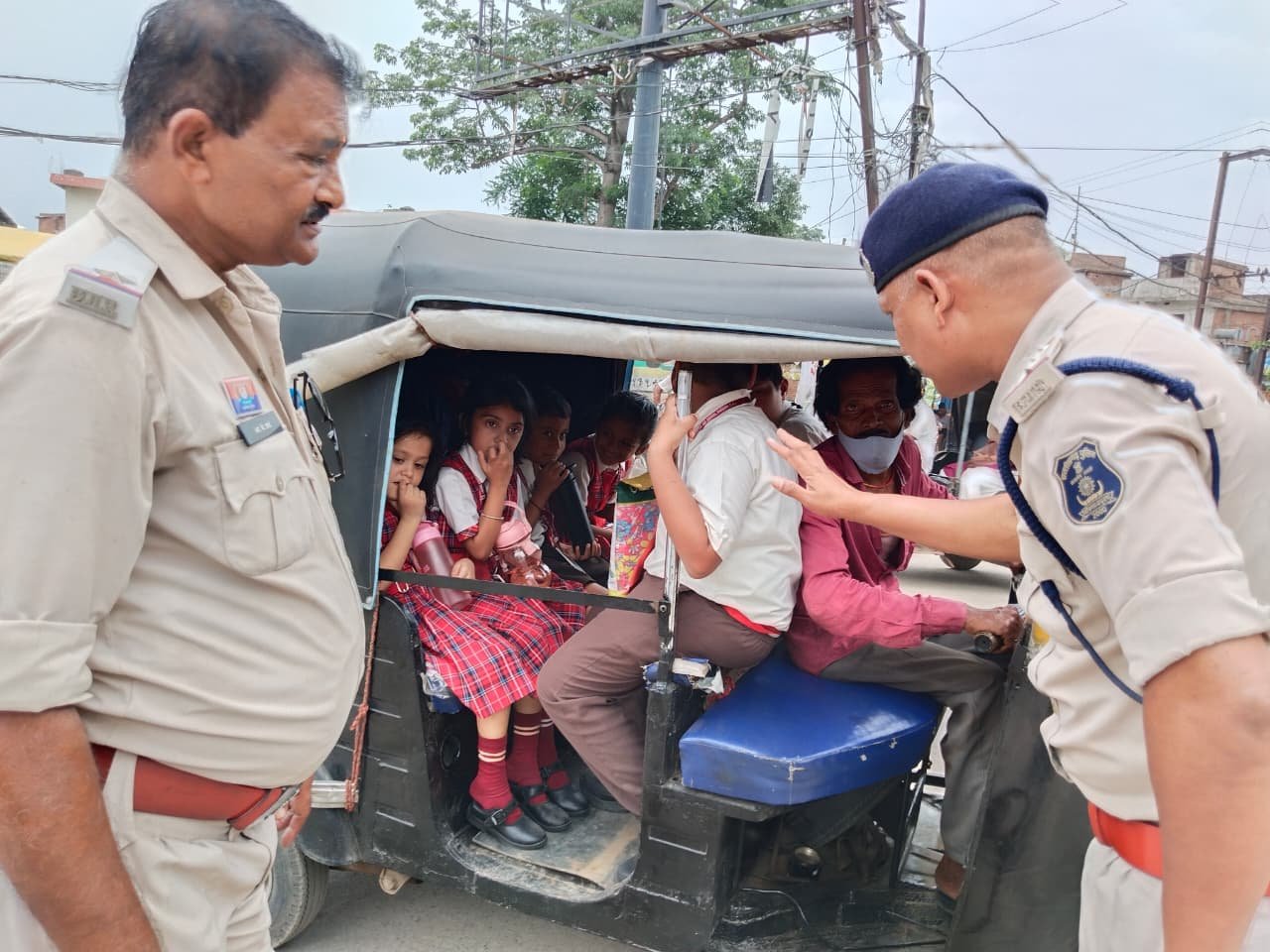 एसएसपी शशि मोहन सिंह के निर्देश पर स्कूल ऑटो की सघन जांच अभियान प्रारंभ..