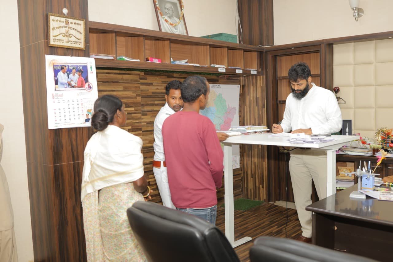 जशपुर कलेक्टर रोहित व्यास ने जनदर्शन में सुनी लोगों की समस्याएं..आवेदनों के गुणवत्तापूर्ण निराकरण एवं समस्याओं के त्वरित समाधान के दिए निर्देश..!!