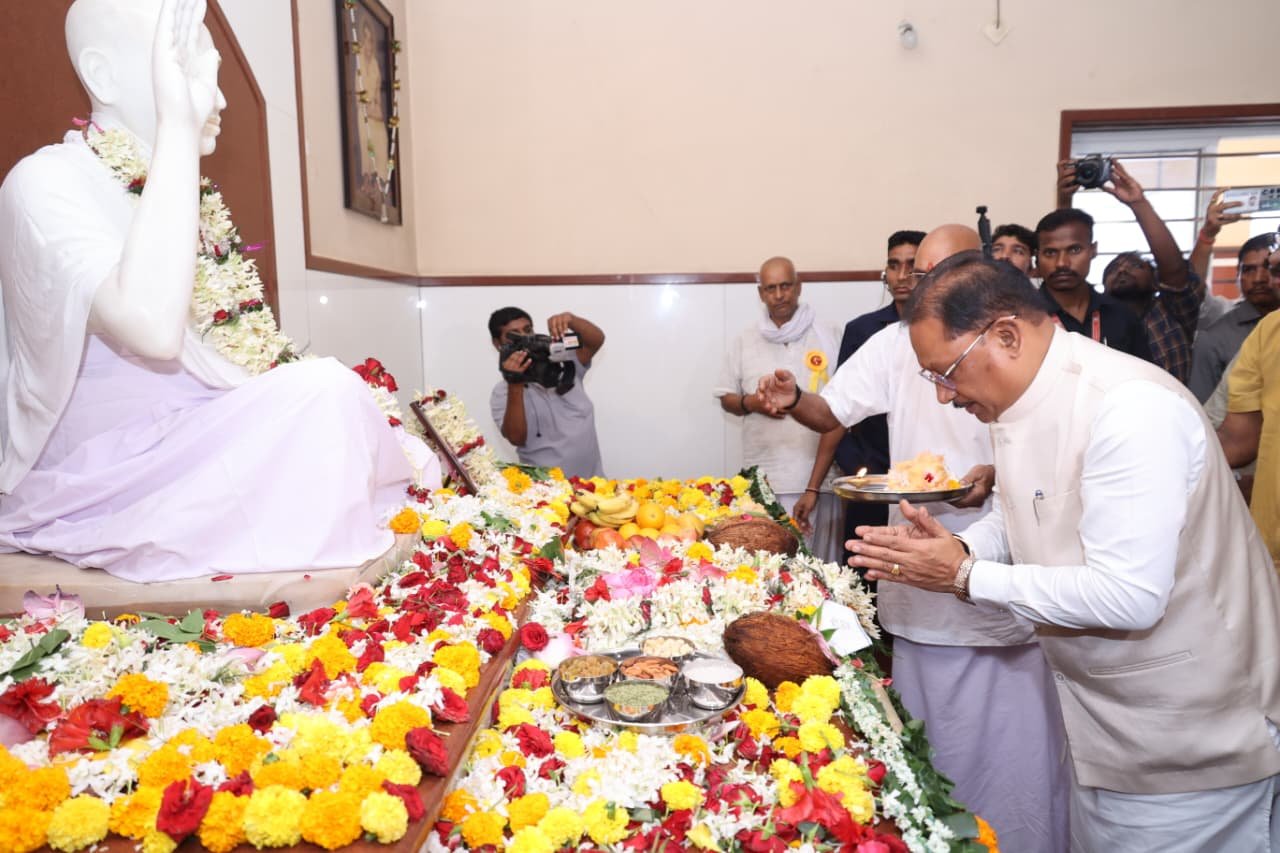 गुरु पूर्णिमा पर मुख्यमंत्री ने अघोर गुरु पीठ बनोरा में किए गुरु दर्शन, बाबा प्रियदर्शी राम से लिया आशीर्वाद