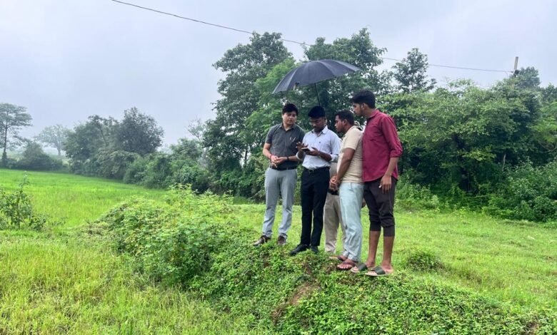 आईएएस एवं एसडीएम क्षितिज गुरभेले उतरे मैदान में: पत्थलगांव क्षेत्र का दौरा कर किया गिरदावरी का निरीक्षण..