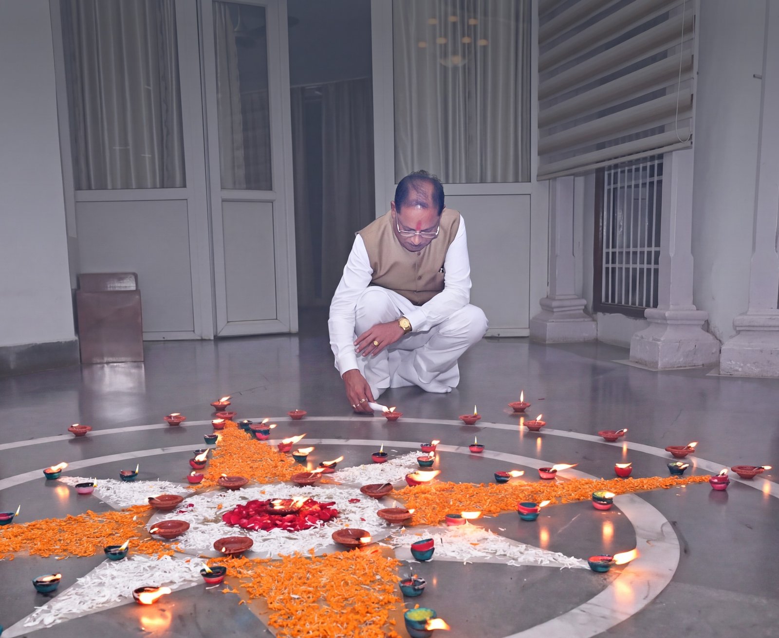 प्रधानमंत्री नरेंद्र मोदी का जन्मदिवस:मुख्यमंत्री विष्णु देव साय ने अपने निवास पर जलाया ‘आशीर्वाद का दीया’