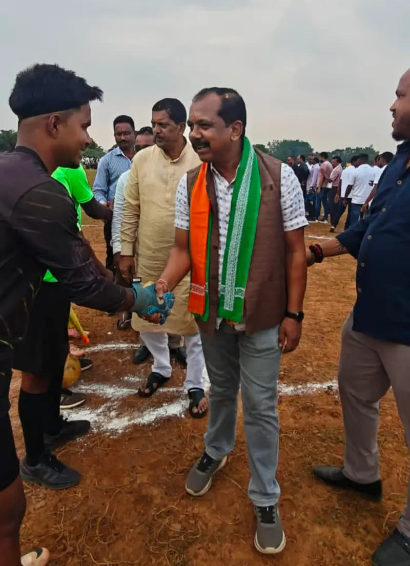 जि.पं.अध्यक्ष सालिक साय के मुख्य आतिथ्य में जामचूआँ – बनकोम्बो फुटबॉल प्रतियोगिता का समापन: टीम लोधमा बनी चैंपियन…