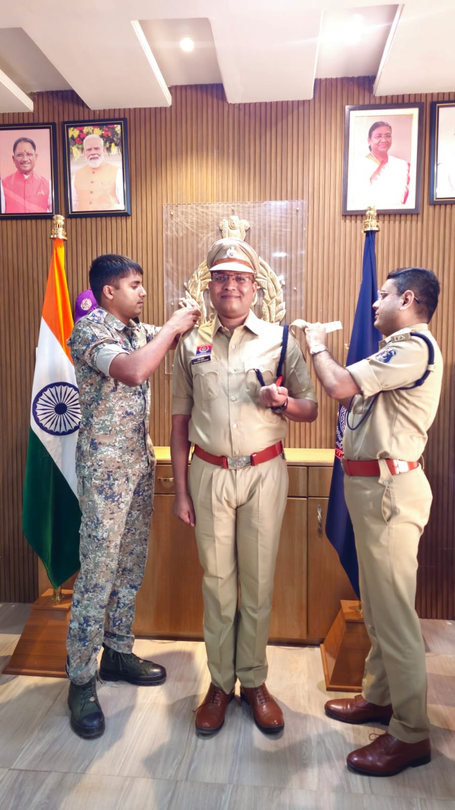 राज्य पुलिस सेवा के 12 अधिकारियों की पदोन्नति: मनीष कंवर बने एडिशनल एसपी, सुकमा एसपी व एएसपी ने स्टार लगाकर दी बधाई..